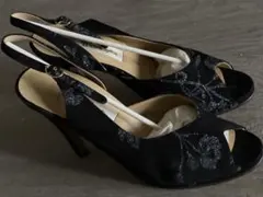 美品Diana ダイアナヌバック刺繍　ブラックヒール