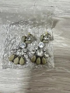 新品未使用クリスタルとライトグリーンのドロップピアス