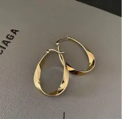 ツイストフープピアス ゴールド 両耳用 シンプル フープ 大人 男女兼用