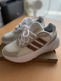 adidas スニーカー ホワイト×ゴールドのサムネイル