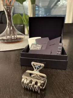 PRADA シルバー ヘアクリップ