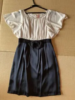 パールビーズ付きフレアスリーブドレス