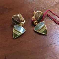 緑と金の三角形ストーンイヤリング