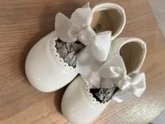 ホワイトリボン付きベビーシューズ