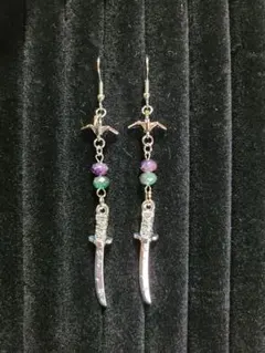 [No.81]折鶴と桜刻印付き刀チャームとそろばんビーズのピアス　シルバー