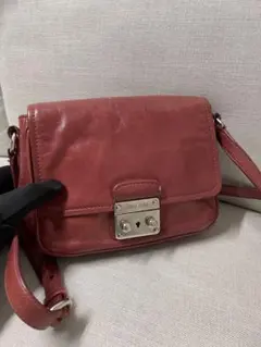 miumiuミュウミュウレザー 赤 ショルダーバッグ メタルバックル