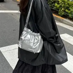 シルバー 巾着型リボンチェーンショルダーバッグ