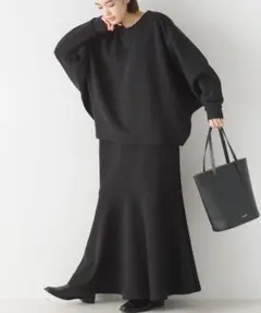 【OMNES】ソフトダンボール 裾フレアVネックワンピース　ブラック