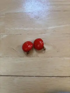 赤色クリップ式イヤリング