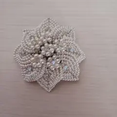 エレガントな花形ビーズブローチ