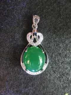 エメラルドグリーンのペンダントトップ