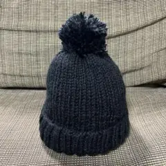 ダークブルーポンポン付きニット帽
