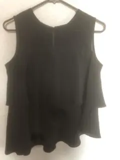 【GU】ジーユー　フリル付きノースリーブ　黒トップス　サイズS