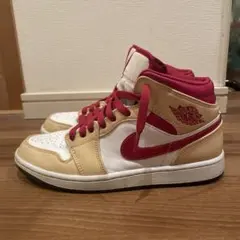 Nike Air Jordan 1 ベージュ/レッド ハイカットスニーカー