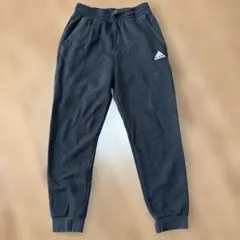 adidas ダークグレー ジョガーパンツ