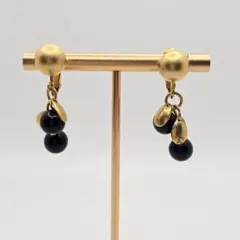 ヴィンテージ風 ブラック ゴールド 葉っぱモチーフ イヤリング