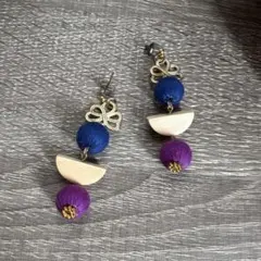 ハンドメイド ピアス 青紫木製