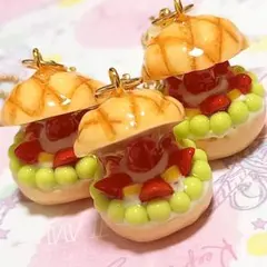 フルーツいっぱい　メロンパン　いちご　2番　樹脂粘土　チャーム　ハンドメイド