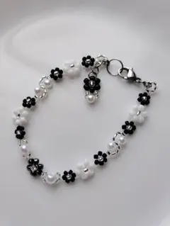 お花のビーズブレスレット（黒＆白）チャーム付【802】ブラック　ホワイト