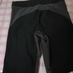 ストレッチ素材 ハーフパンツ 黒とグレー水着