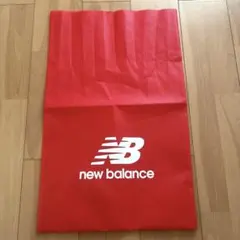 New Balance ロゴ入り レッドバッグ ショッパー 不織布 プレゼントのサムネイル