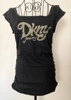 DKNY ダナキャランニューヨーク　一部袖Tシャツ ゴールドロゴのサムネイル