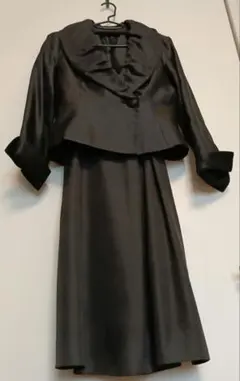 エレガントな黒のパーティードレス