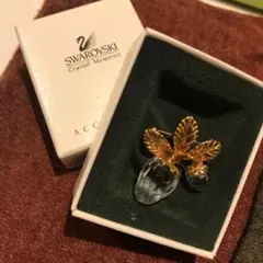 春セール‼️スワロフスキー イチゴモチーフ ブローチ