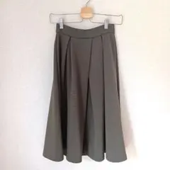 GU タックフレアスカート カーキ　膝丈　Sのサムネイル