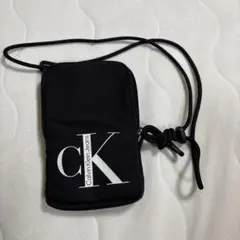 新品 Calvin Klein Jeans ブラックショルダーバッグのサムネイル