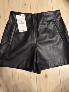 ZARA ブラック レザー風ショートパンツ 新品未着用