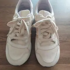 adidas ベージュ スニーカー