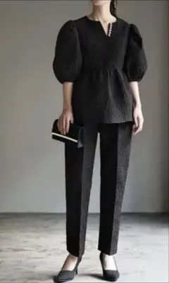 ブラック パンツセットアップ ペプラムトップスとパンツセット