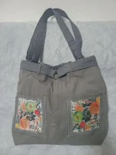 ハンドメイド花柄ポケット付きカーキのトートバッグ