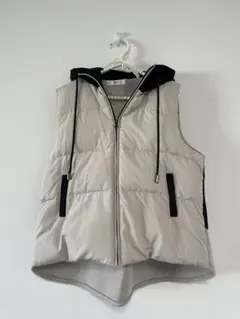 「33℃ 」フード付きベージュダウンベストMサイズ
