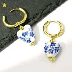 ハート型青花模様ピアス　カジュアル　エレガント　個性的　和風　ゴールド調