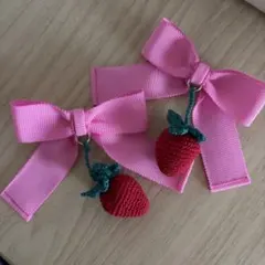 いちごデザインのピンクヘアクリップ2個セット