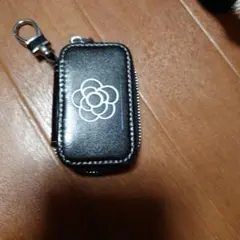 黒いレザー風キーケース 花のロゴ付き