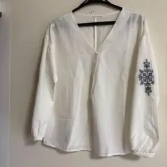 値下げ　シアーホワイトＶネック長袖ブラウス