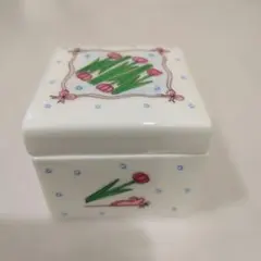 ウエッジウッド　チューリップ絵柄の陶器小物入れ　1988年