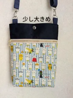 少し大きめスマホポーチ　ハンドメイド　合羽猫　水色ストライプのサムネイル
