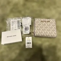 新品未使用⭐︎MICHEALKORS ジップ チャーム ウォレット ミディアム