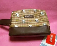 スヌーピー柄　☆スクエアポーチ　☆　持ち手付き　☆コスメポーチ　☆セカンドポーチ