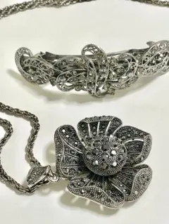 花型シルバー調ペンダントネックレスとアンティーク風　大きめバレッタのセット