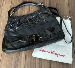 フェラガモ ヴァラリボン 2wayバッグ 斜めがけOK 黒　エナメル　【訳あり】