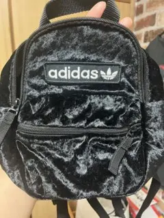 adidas originalsミニリュック　ベロア　黒