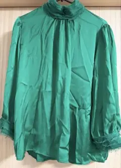 ZARA グリーン フリル付きハイネックシャツ