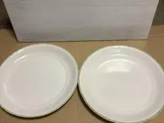 陶器の大皿です。モスグリーンの縁取りがある無地です。