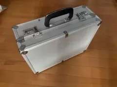 アルミケース　30×40×15 数字合わせの鍵付き