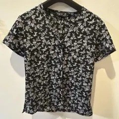 アニエス・ベー　半袖ブラウス　襟なし　Vネック　ブラック　つばめと花柄